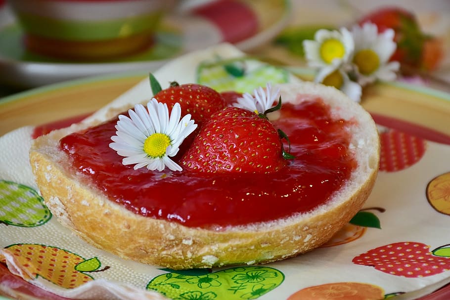 strawberry sliced bread, breakfast, roll, have breakfast, strawberries, jam, konfütüre, kitchen, homemade, strawberry jam