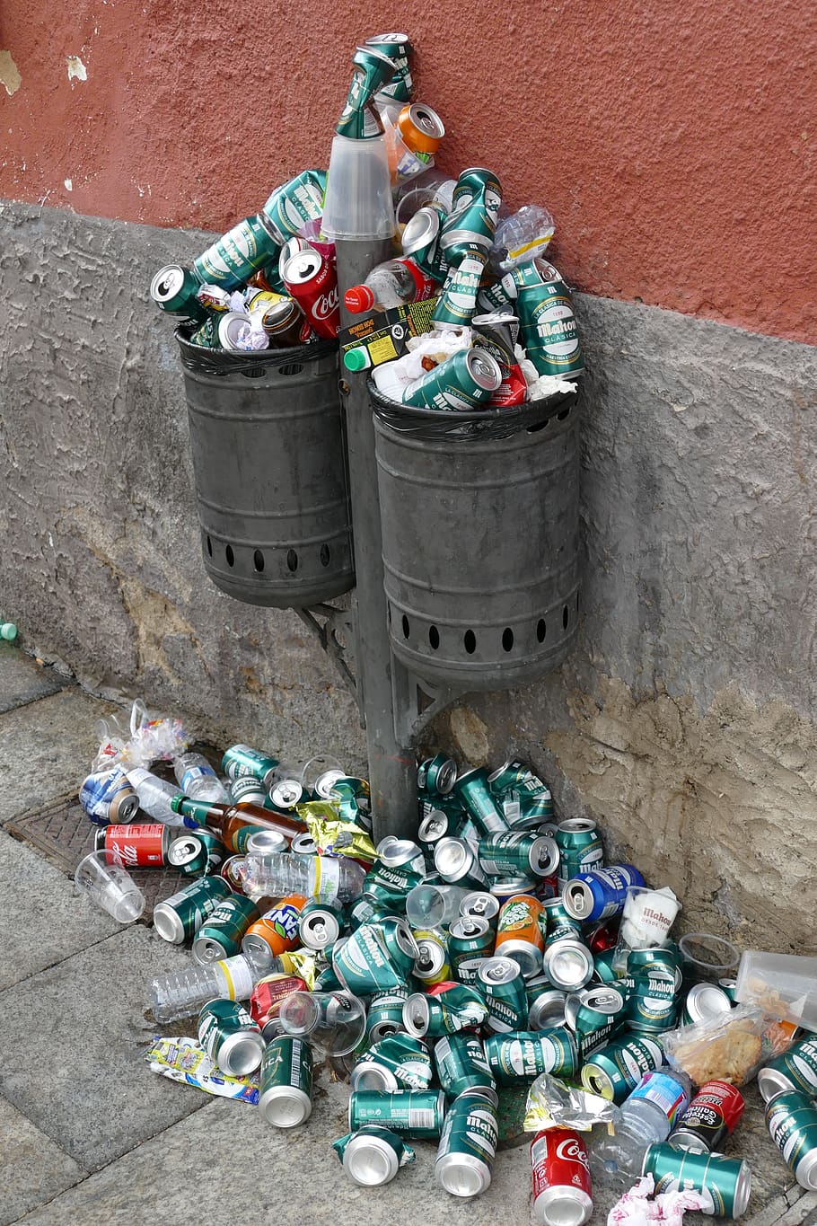 papelera de reciclaje, papelera, bote de basura, lleno, mirada, aspecto de cerveza, cerveza, bebida, medio ambiente, limpieza