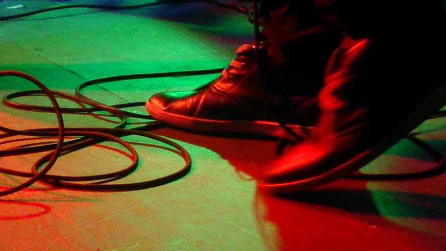 pessoa, vestindo, Preto, sapatos de couro, pés, pé, banda, etapa, guitarrista, cabos