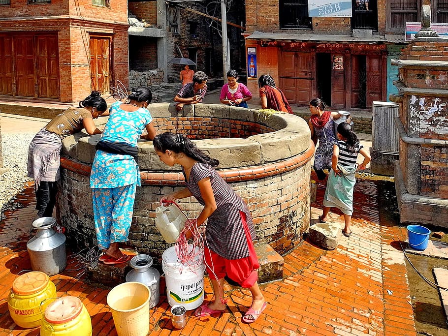 wanita, mendapatkan, air, dalam, sumur, bhaktapur, nepal, asia, tradisional, budaya
