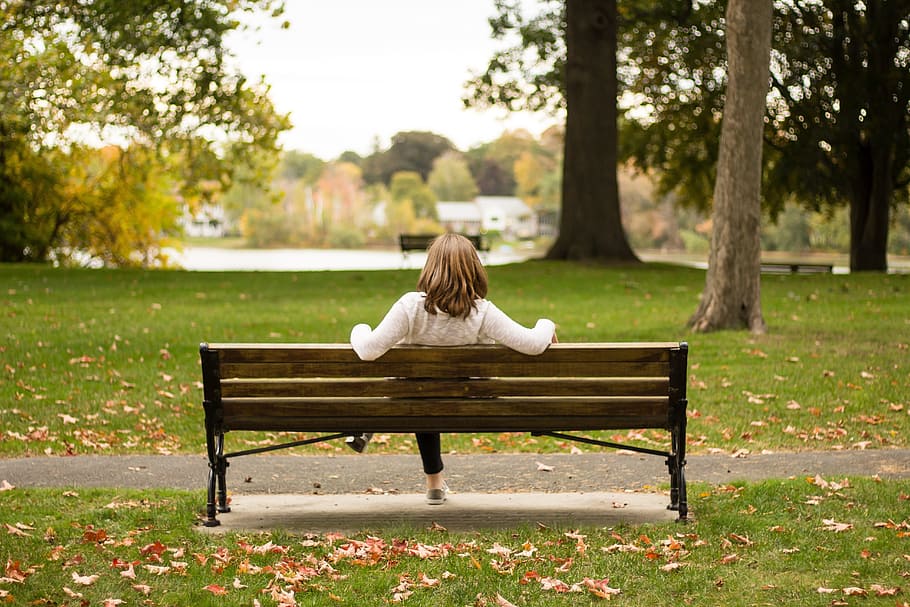 女性, 座っている, ベンチ, 外, 公園, 椅子, 一人, 人, 木, 葉