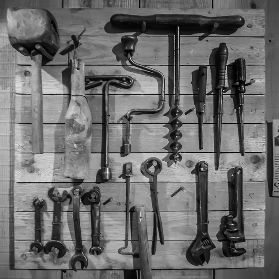 Fotografía en escala de grises, herramienta de carpintería, accesibilidad, agricultura, antigua, arcaica, punzón, granero, caja, carpintero