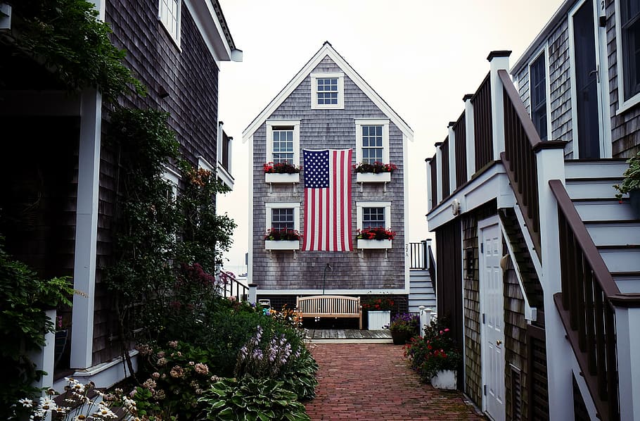 Gris, rojo, flores de pétalos, al lado, casa, América, bandera, hormigón, piso, durante el día