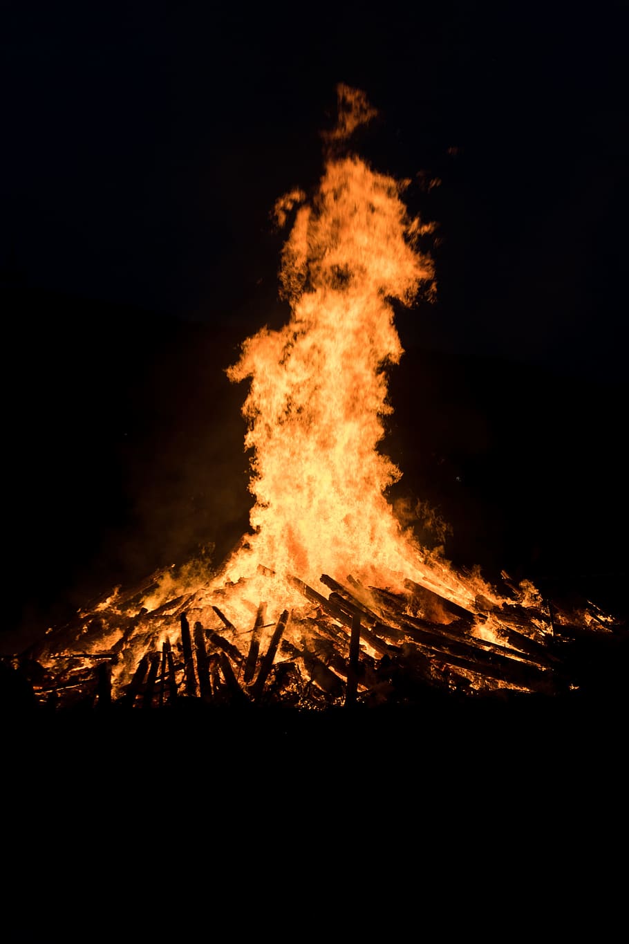 hoguera durante la noche, fuego, llama, solsticio, festival de fuego a mediados del verano, puede disparar, talenhausen, biebertal, caliente, calor