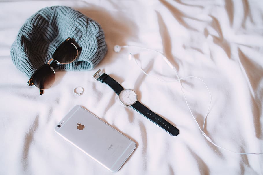 iPhone, móvil, teléfono inteligente, cama, sábanas, reloj, auriculares, gafas de sol, sombrero, moda