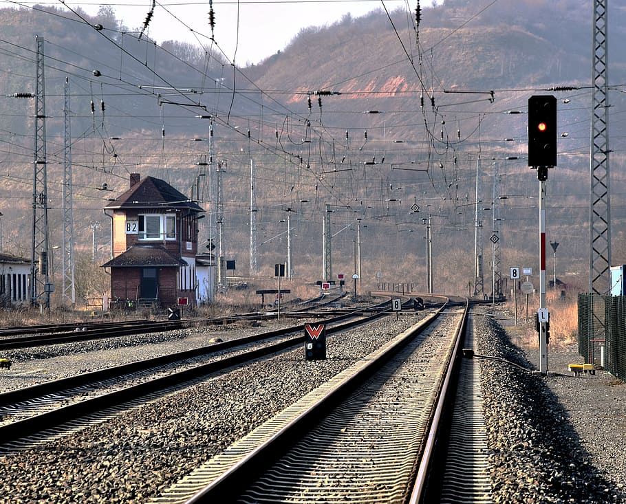 ferrocarril, marrón, blanco, de madera, casa, sistema ferroviario, luz de la mañana, catenaria, vía férrea, transporte