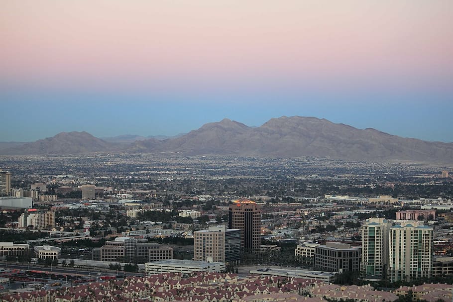Fotografía de alto ángulo, blanco, negro, concreto, rascacielos, edificios, durante el día, Las Vegas, horizonte, montañas