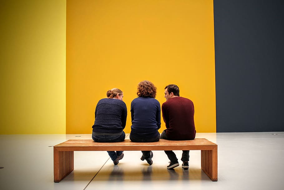 tres, personas, sentado, madera, banco, exposición, visitantes, galería, ver, museo