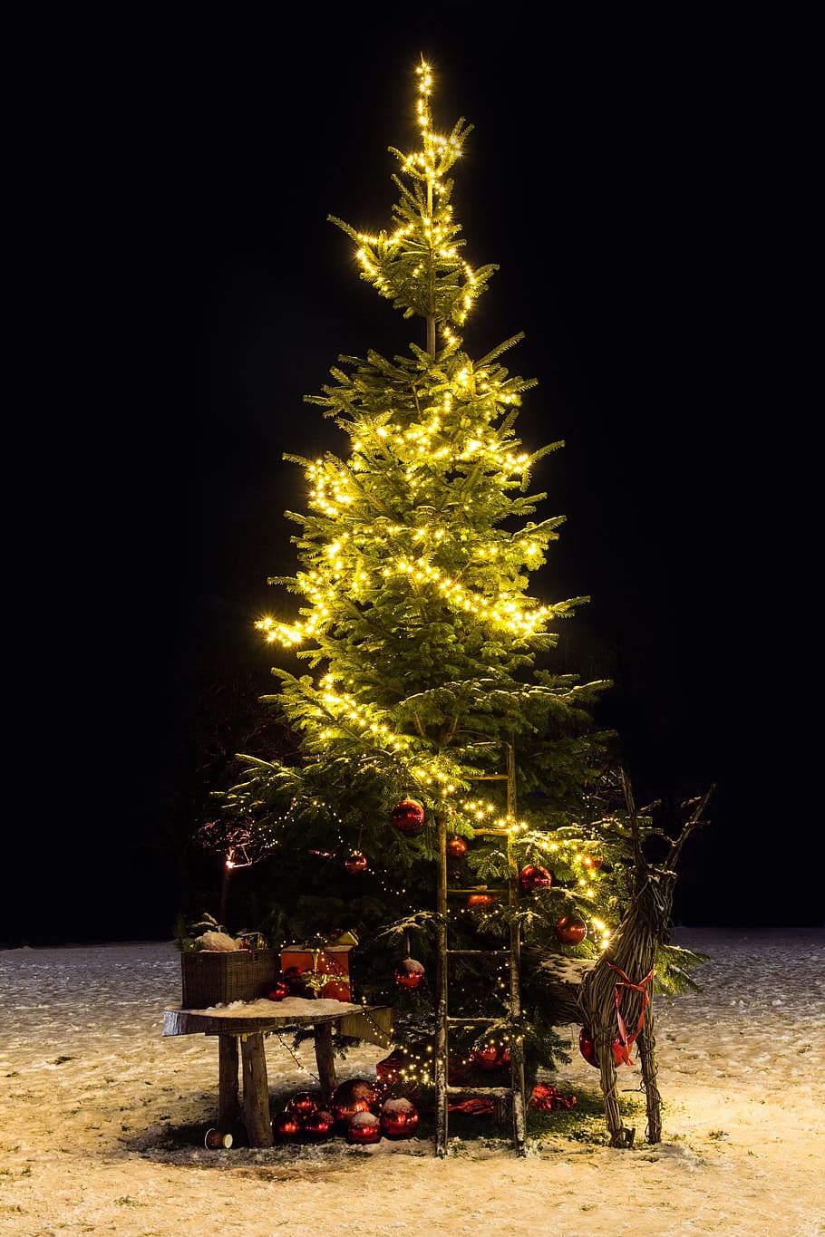 christmas tree, string lights, christmas, christmas decoration, christmas time, lichterkette, christmas ornaments, celebration, tree, holiday