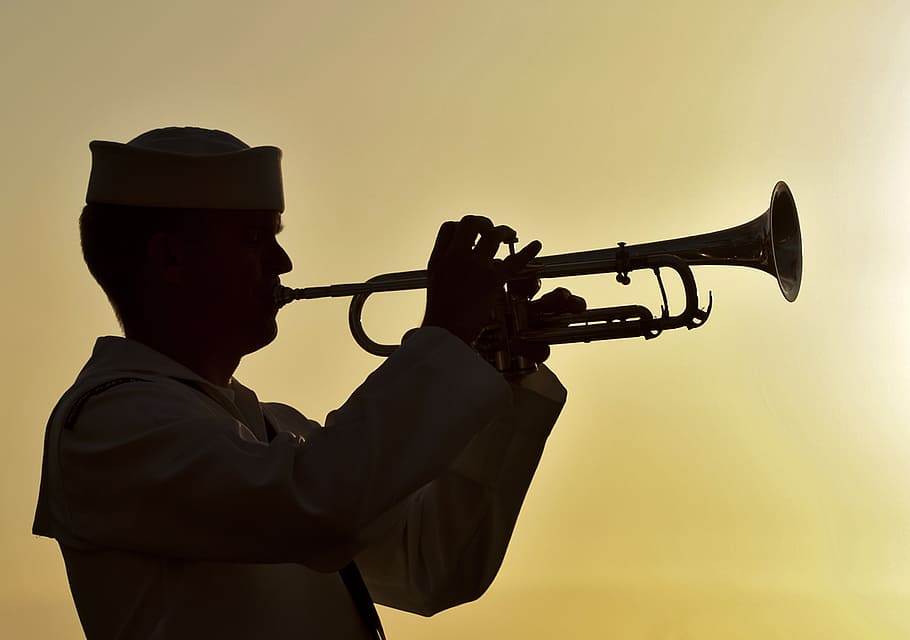 silhueta, homem, tocando, instrumento de sopro, trompetista, marinheiro, militar, marinha, corneteiro, pôr do sol