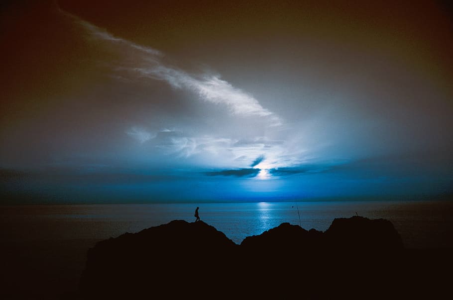 foto de silueta, persona, en pie, formación rocosa, cuerpo, agua, naturaleza, mar, océano, horizonte