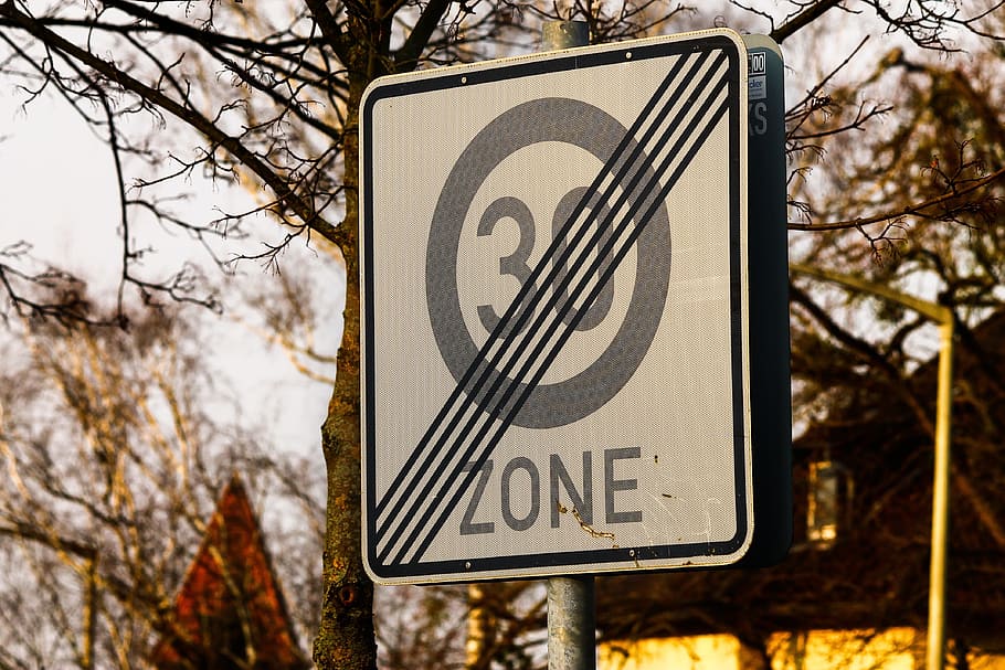 Escudo, zona 30, letrero de la calle, 30, limitación de velocidad, hasta una zona final 30, gris, árboles, quatrad, zona
