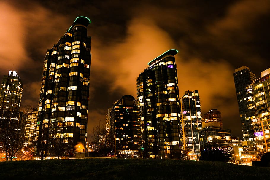 aligerado, alto, edificio de levantamiento, noche, nubes, horizonte, rascacielos, vancouver, centro de la ciudad, iluminado