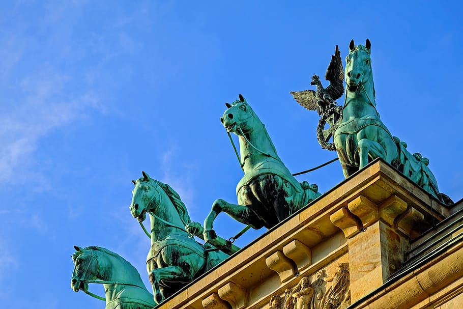 tiga, patung tembaga, kuda, atas, lengkungan, tembaga, patung, di atas, gerbang brandenburg, berlin