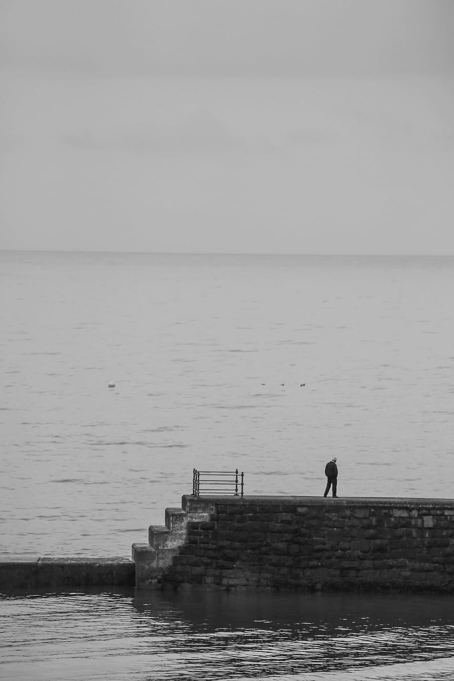 homem, em pé, concreto, doca, pedra, plataforma, praia, mar, oceano, agua