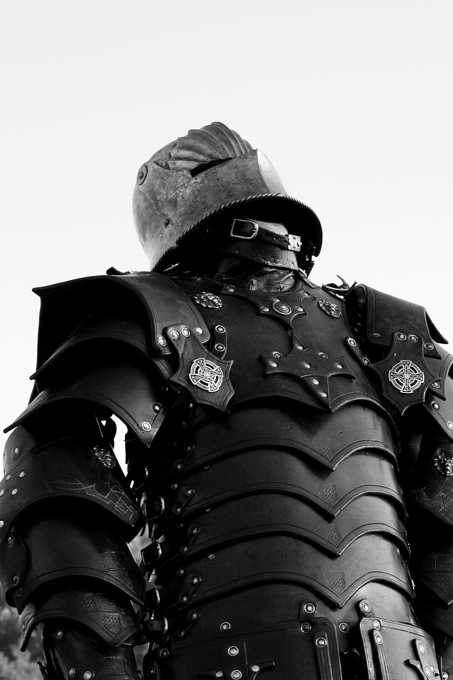 armadura de cavaleiro medieval, cavaleiro, idade média, historicamente, cavaleiro de armadura, armadura de cavaleiro velho, armadura, leme, guerra, vista de ângulo baixo