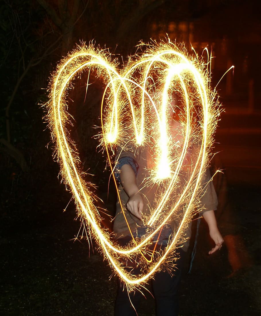 manusia, memegang, fotografi timelapse sparkler, jantung, api, sparkler, cinta, cerah, cahaya, bentuk hati