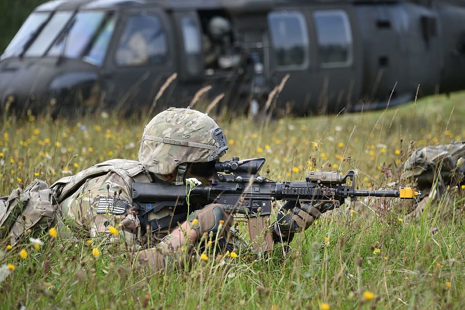 soldado del ejército, usando, negro, m4, alcance, agachándose, amarillo, campo de flores petaled, soldados, arma de fuego
