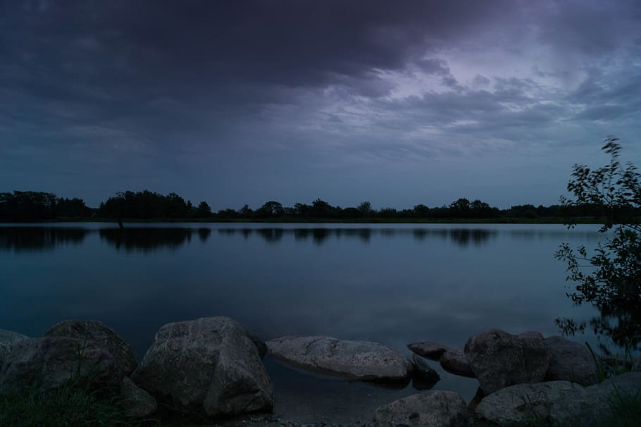 lago, água, crepúsculo, escuro, noite, árvores, rochas, nuvens, nublado, céu