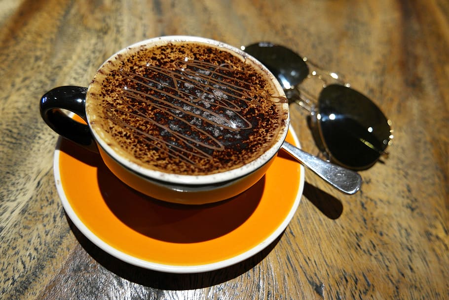 kacamata hitam penerbang, di samping, cangkir, secangkir kopi, kopi, coffee shop, cafe, minuman, cappuccino, kafein