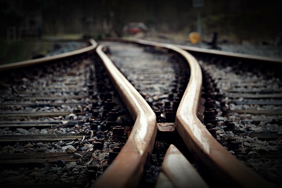 selectivo, foto de enfoque, marrón, hormigón, ferrocarril, pista, suave, parecía, tráfico ferroviario, estación de ferrocarril