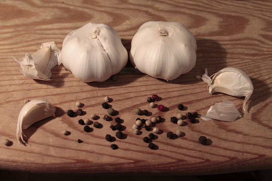 garlic, pepper, wood, mediterranean, food, aromatic, heads of garlic, eat, spices, food and drink