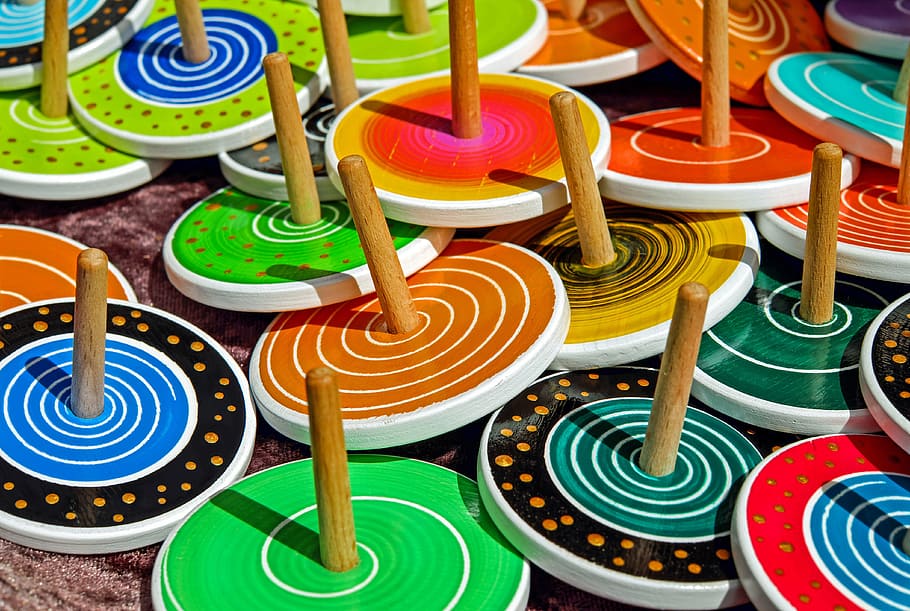 estantes de madera de colores y patrones surtidos, rotonda, madera, juguetes, colorido, color, sobre, colorido giroscopio, rotativo centrífugo, danza giroscópica