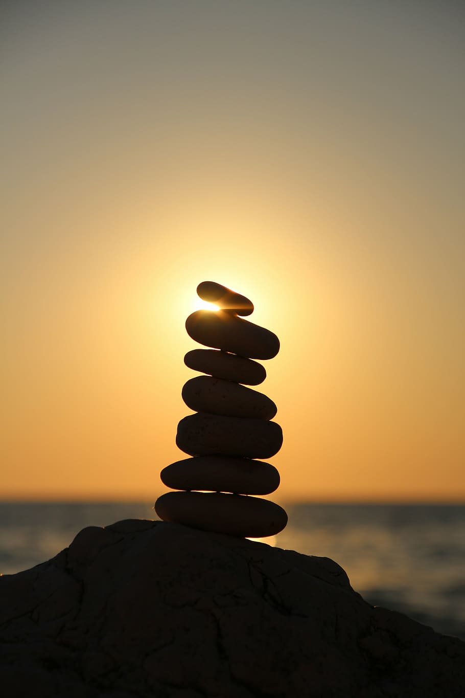 fotografía de silueta, equilibrio de piedra, equilibrio, piedras, torre de piedra, torre, capas, playa, relajación, mojón
