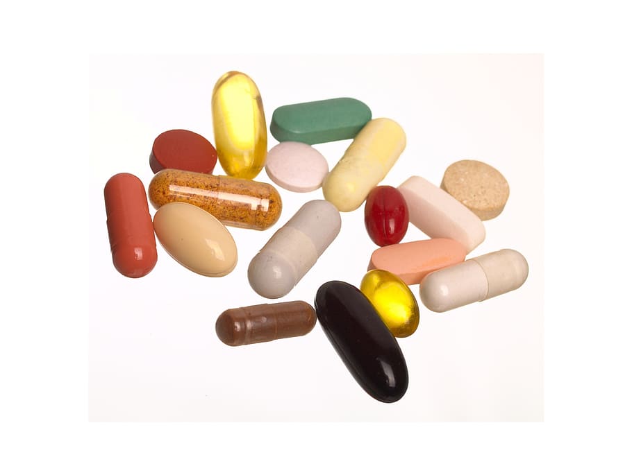 Lote de píldoras de medicamentos de varios colores, tabletas, blanco, el fondo, farmacia, la enfermedad, enfermarse, curar, como, la píldora