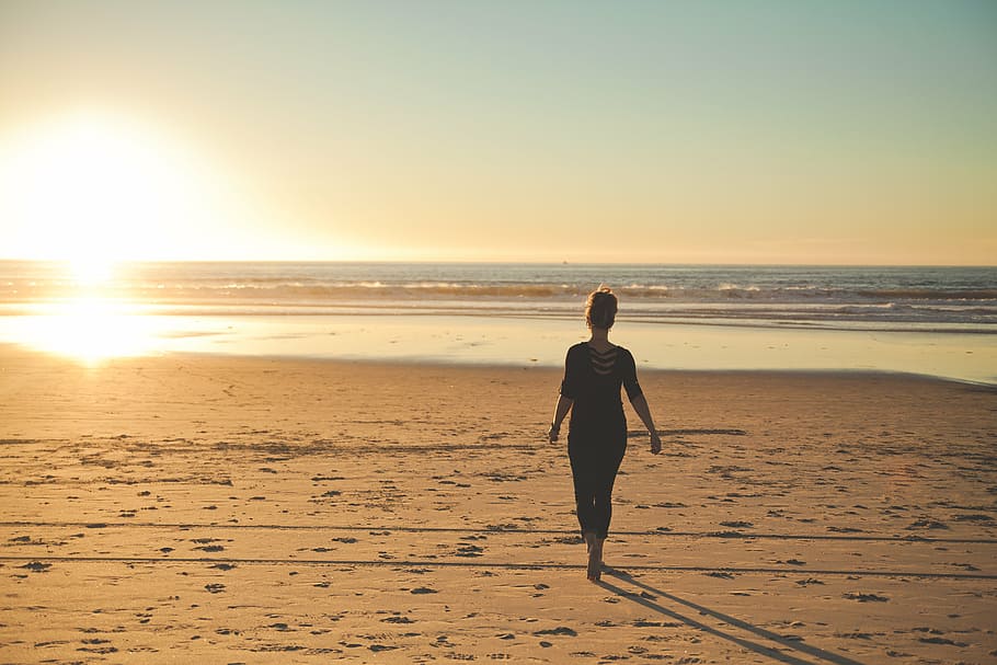 wanita, berjalan, garis pantai, matahari terbenam, pantai, laut, orang, sendirian, siluet, air