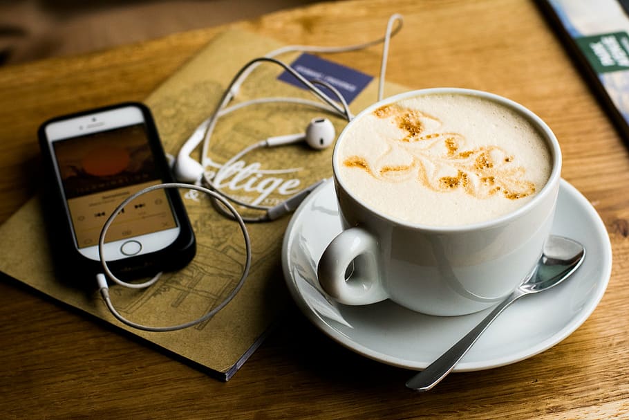Blanco, cerámica, taza de café, platillo, iPhone, manzana, teléfono celular, auriculares, aparatos electrónicos, tecnología