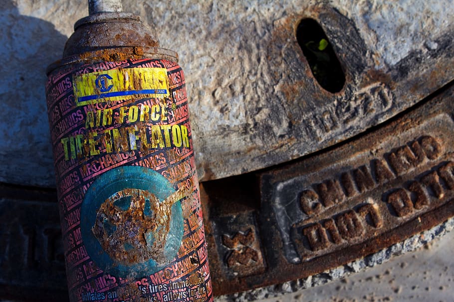 rojo, etiquetado, botella de spray, grunge, oxidado, inflador de neumáticos, lata de aerosol, spray, envejecido, viejo