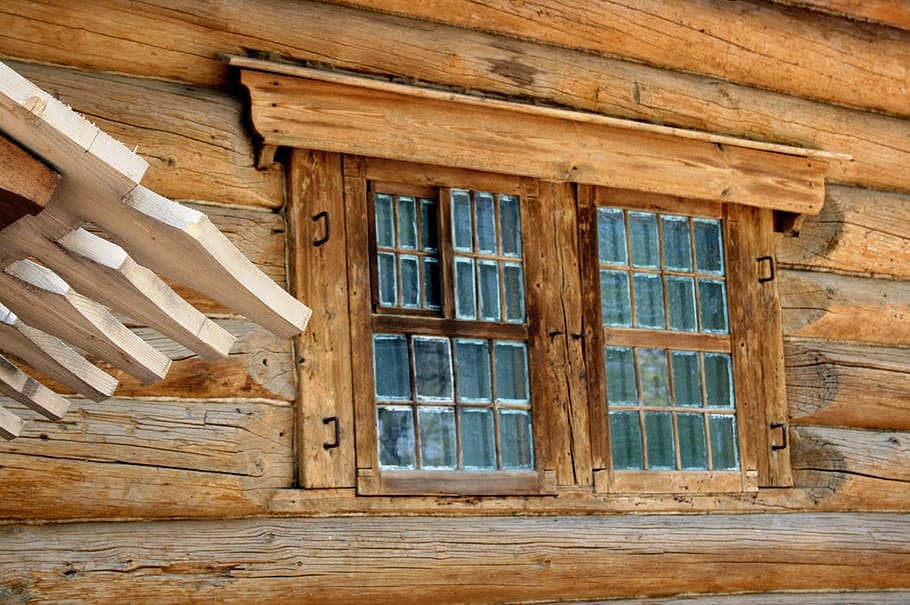 cabaña de madera, cabaña, color marrón rico, histórico, vivienda del zar, listones de techo inclinados, simplista, marco de ventana, paneles de vidrio, Ventana