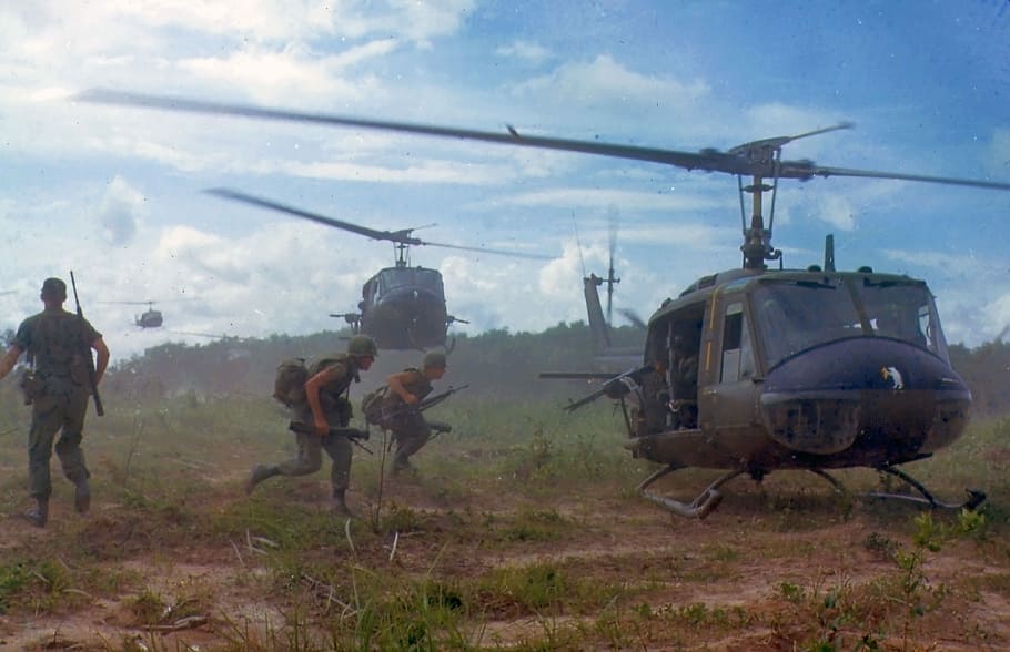 soldado, campo, montando, helicóptero, militar, guerra do vietnã, soldados, helicópteros, poeira, 1966