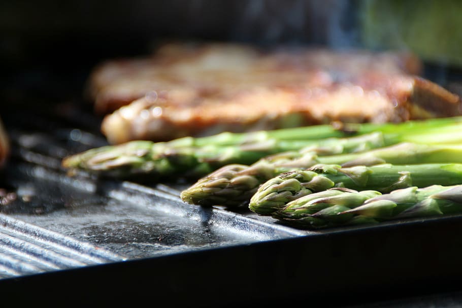 shallow, focus photography, green, vegetable, asparagus, green asparagus, steak, barbecue, grill, meat