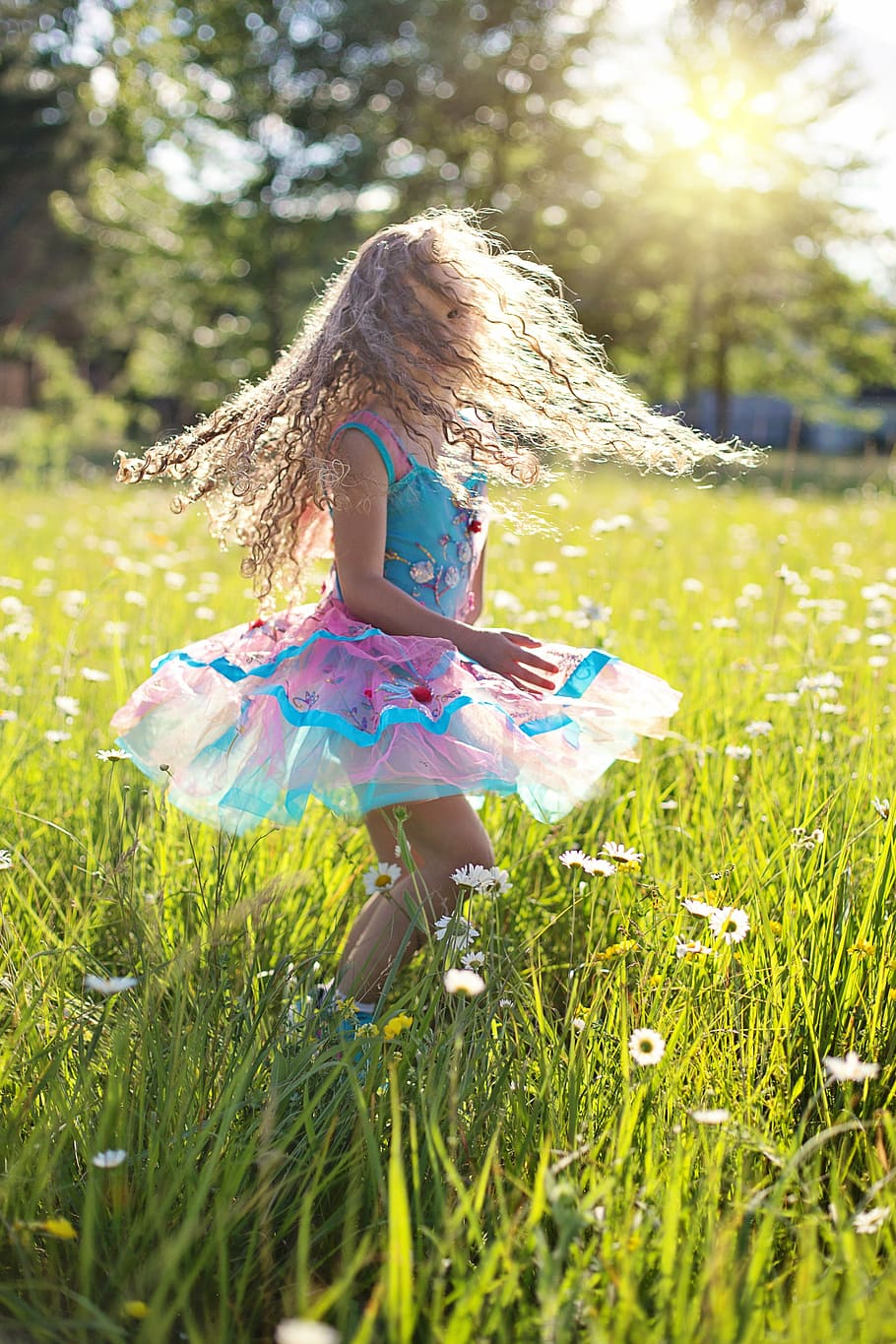 menina, vestindo, vestido, campo de grama, dança, girando, rodopio, bailarina, infância, feliz
