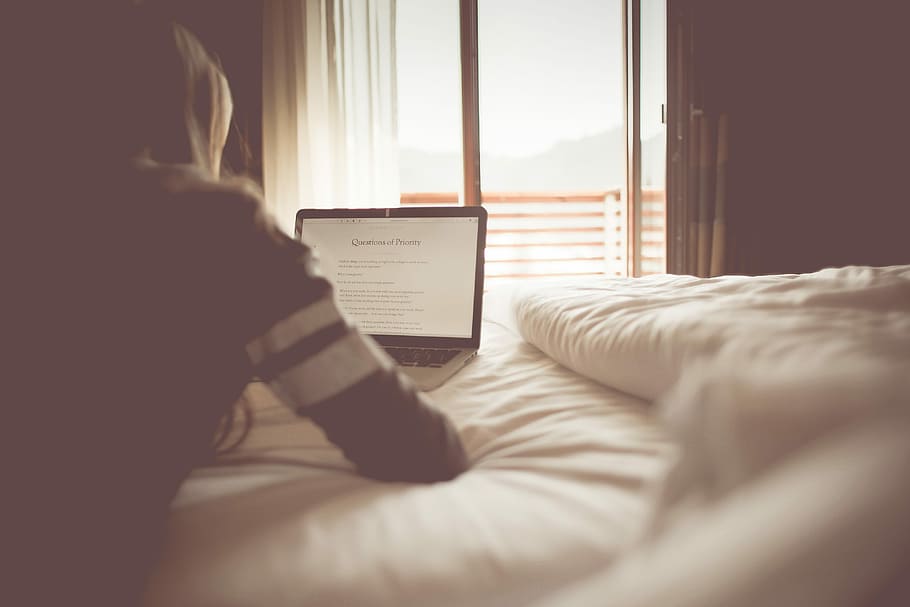 leitura da menina, menina, blog, quarto, varanda, cama, laptop, macbook, macbook pro, manhã