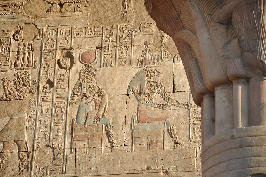 deusa isis, em relevo, concreto, parede, egito, templo, hieróglifos, faraó, templo egípcio, viagem