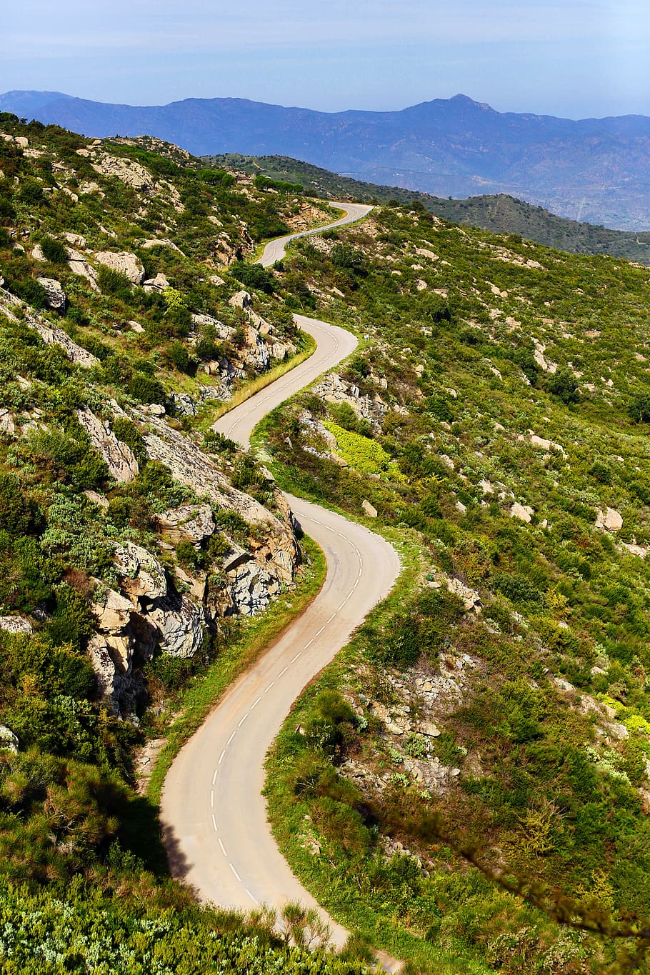 un camino sinuoso, camino, paisaje, españa, cataluña, sinuoso, viaje, naturaleza, montañas, montaña