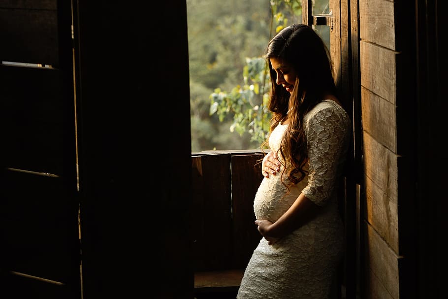 embarazada, mujer, vistiendo, vestido sari, sol, luz solar, ventana, personas, señora, bebé