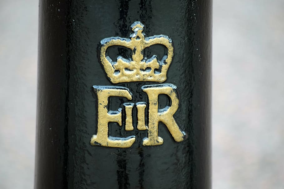 royal cypher of queen elizabeth ii, royal cypher, london, alcohol, drink, communication, metal, focus on foreground, day, art and craft