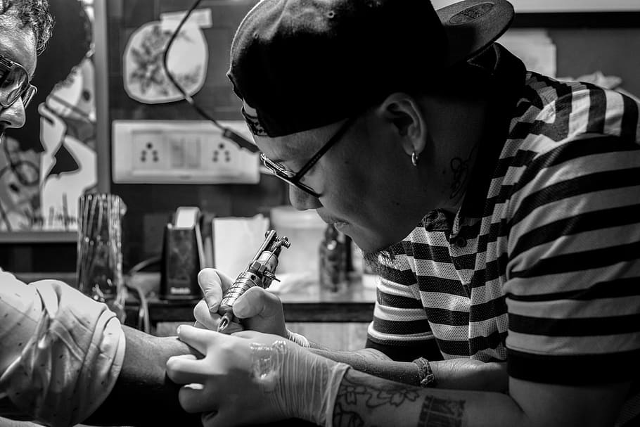 foto en escala de grises, hombre, tatuaje, artista, creativo, tatuador, máquina, moda, salón, piel