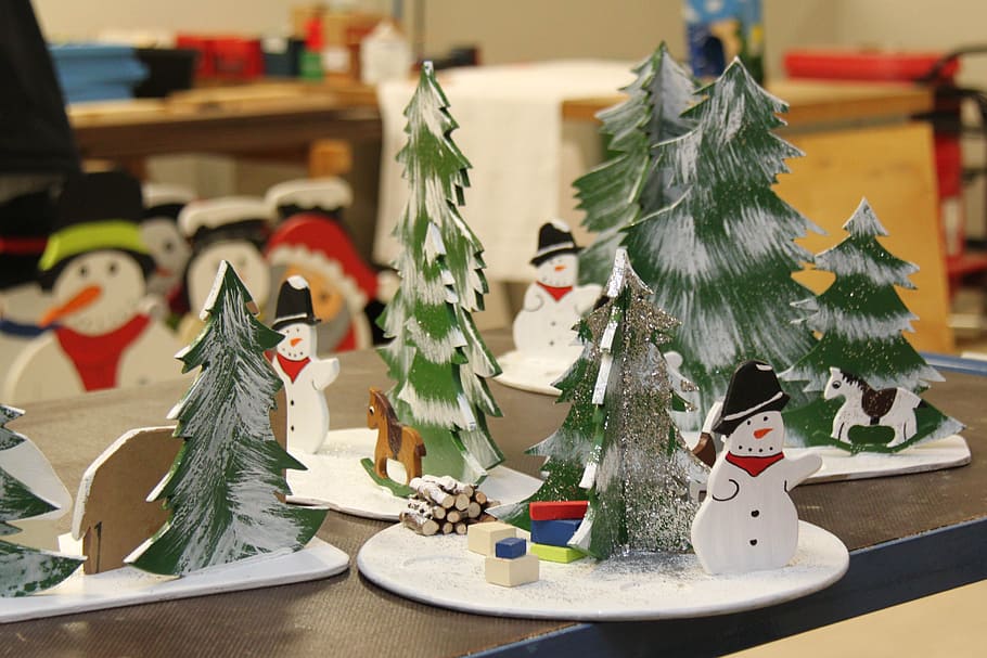 selective, focus photography, snowman, pine tree table decor, christmas, snowmen, workshop, santa claus workshop, toys, advent