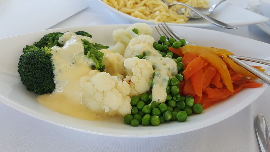 vegetables, carrots, cauliflower, peas, plate, cutlery, restaurant, table, tablecloth, white tablecloth