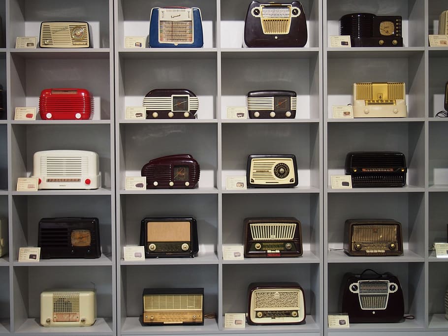radio, retro, a collection of, technology, in a row, choice, variation, large group of objects, indoors, side by side