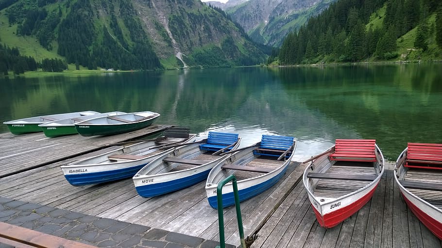 cinco, rojo, blanco y azul, barcos de pesca, de madera, muelle, vilsalpsee, bergsee, allgäu, barcos