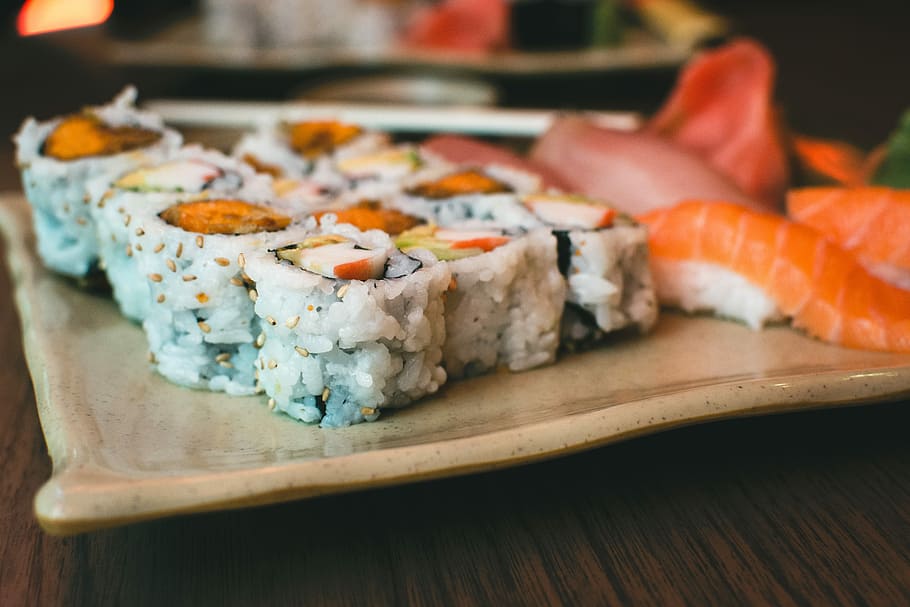sushi inhame califórnia rolls, Sushi, inhame califórnia, rolos, comer fora, mãos, restaurante, comida, frutos do mar, salmão