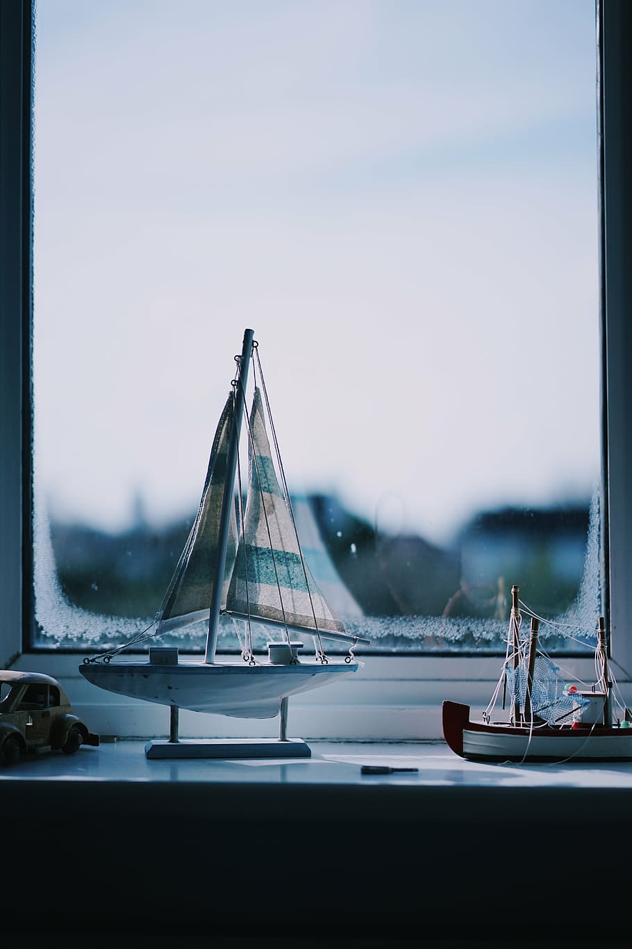 miniatura, modelo de veleiro, janela, dois, branco, vela, navios, miniaturas, ao lado, vidro