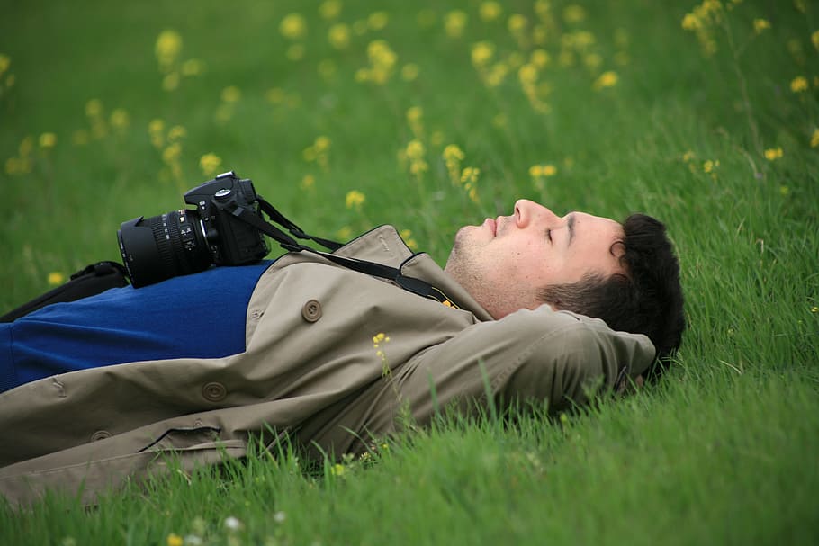 Tidur, Rumput, Fotografer, Alam, hijau, perdamaian, laki-laki, di luar ruangan, berbaring, satu Orang