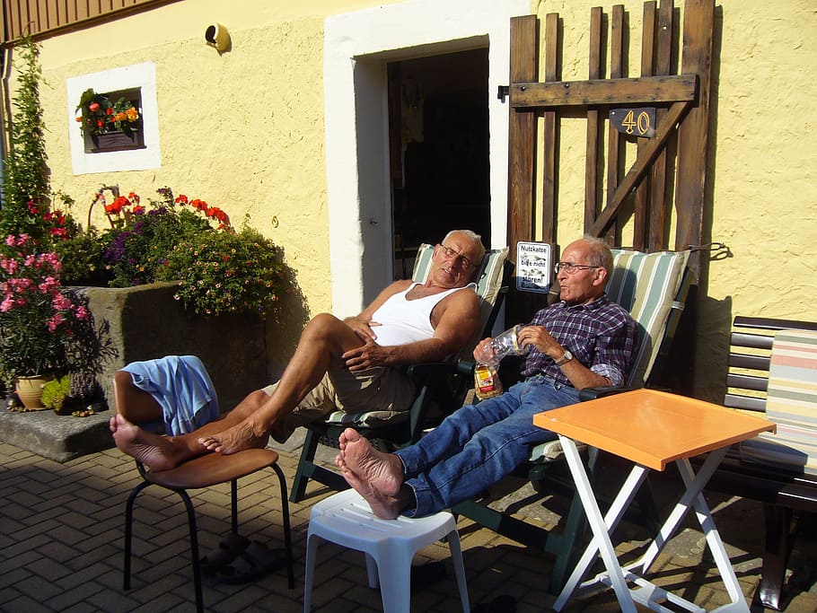 dos, hombres, sentado, salón, al aire libre, descanso, personas mayores, jubilados, resort de verano, granja